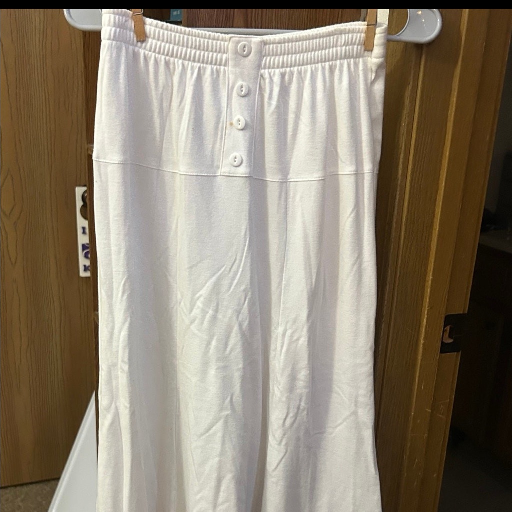 Women’s Cheryl Tiegs Skirt. Stretch Waist Band. Below Knee Length. Never Worn